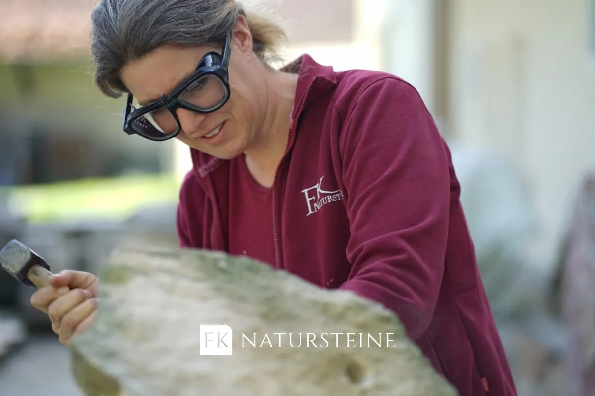 Steinmetzmeisterin Franziska Kreipl-Poller – Bildhauerkurse und Natursteine (© FK Natursteine GmbH)