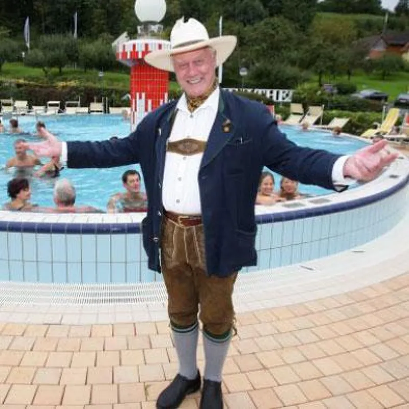 Larry Hagman fühlt sich sichtlich wohl in der Heiltherme Bad Waltersdorf
