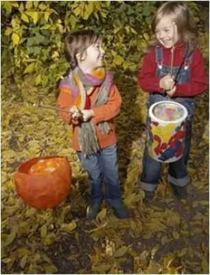 Bild: Laternenumzug im Dunkeln: Deutsche Vermögensberatung (DVAG) rät Eltern zu ausreichendem Unfallschutz