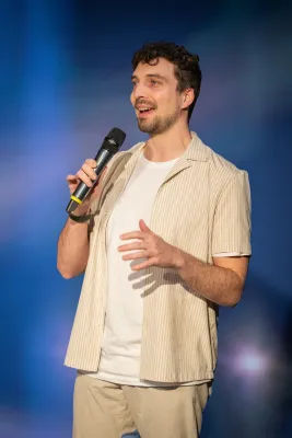 Bild: Befreiungsschlag für die Business-Welt: Dennis Sievers gewinnt Herzen mit der „Runden Positionierung“.