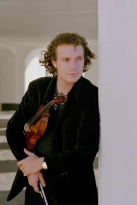 Bild: Erste Geige des Orchesters Andre Rieu spielt zur Apfelernte im Alten Land