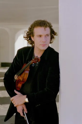 Bild: Erste Geige des Orchesters Andre Rieu spielt zur Apfelernte im Alten Land
