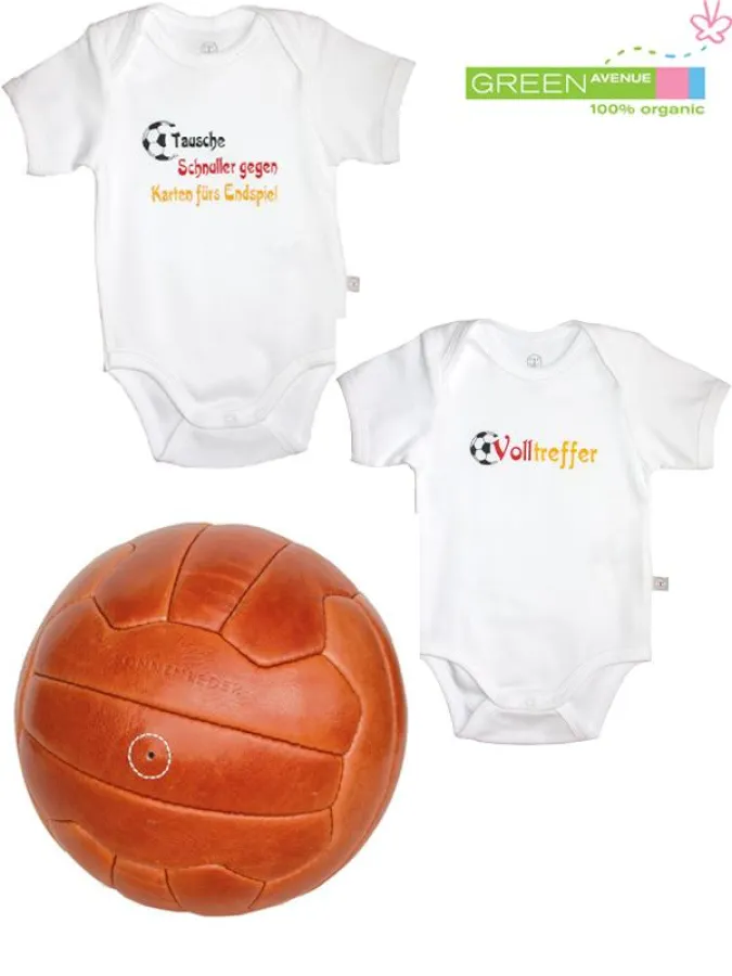 Bestens gerüstet für die Fußball-WM: Baby-Bodys aus Bio-Baumwolle und Fußbälle aus Naturleder bei Green Avenue