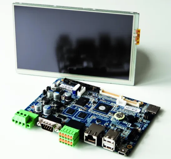 Bild: Board-PC und Touchscreen als Paketlösung