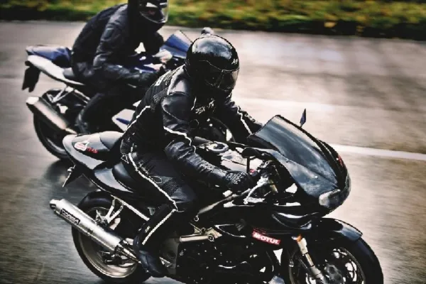 Bild: Alles andere als Jacke wie Hose - Bei Motorradbekleidung auf Qualität achten