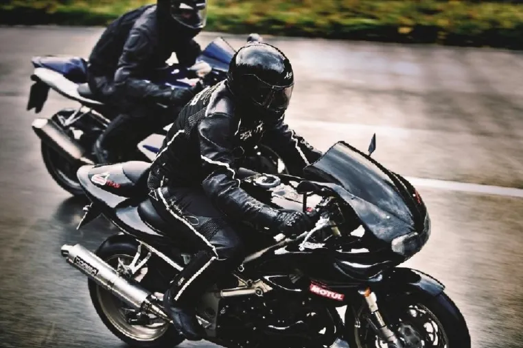 Bild: Alles andere als Jacke wie Hose - Bei Motorradbekleidung auf Qualität achten
