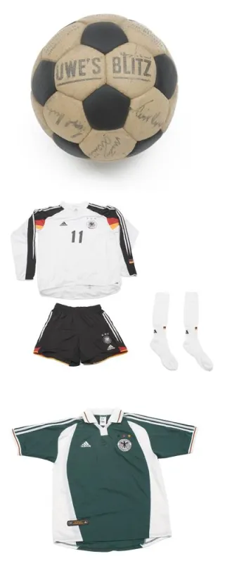 Quelle: Internetspende e.V. / Auktion bis 1.07.06 auf spenden-wm.de, unterschriebener Ball von \'67, DFB-Spielgarnitur und Nationaltrikot Bernd Schneider