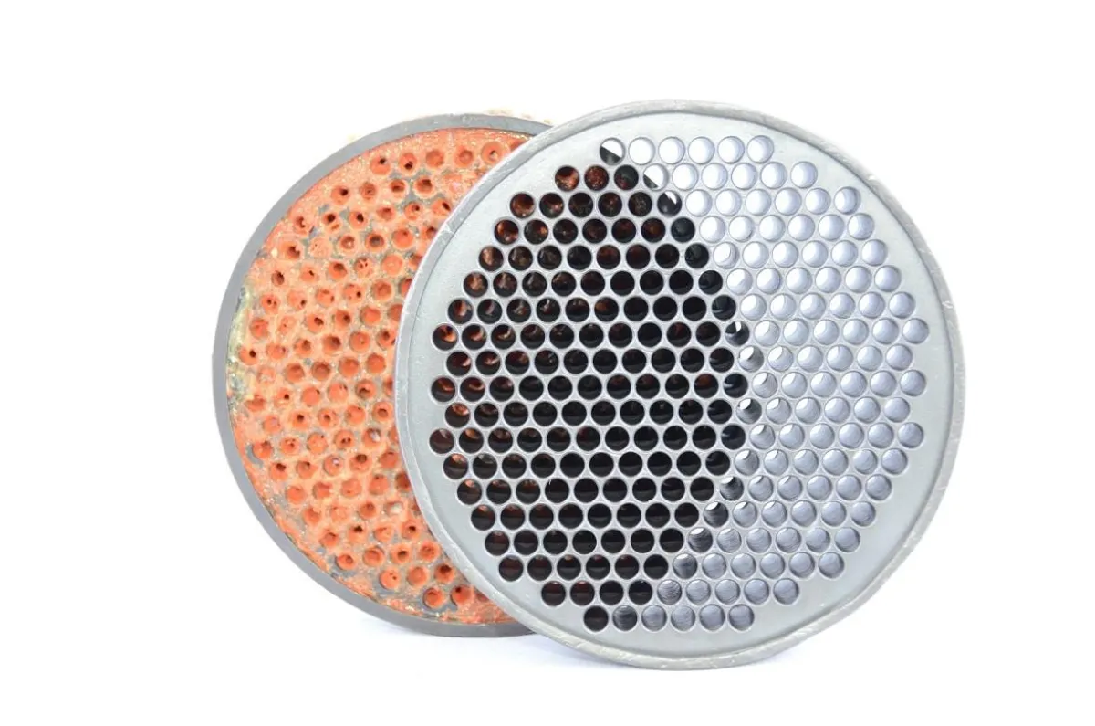 SCHWING Technologies: thermische Reinigung von Lochplatten (vorher/nachher)