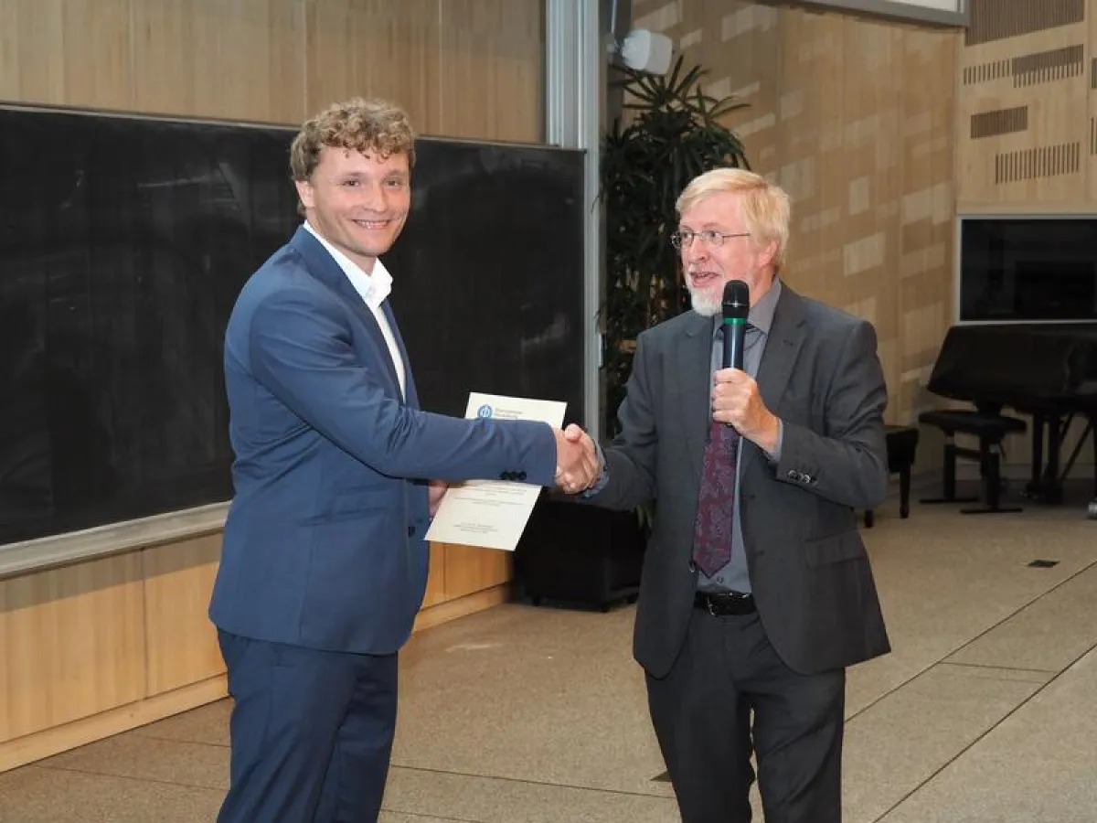 Mikhail Lemeshko receives Boltzmann Prize from APS President Reinhold Koch (Karl Riedling)