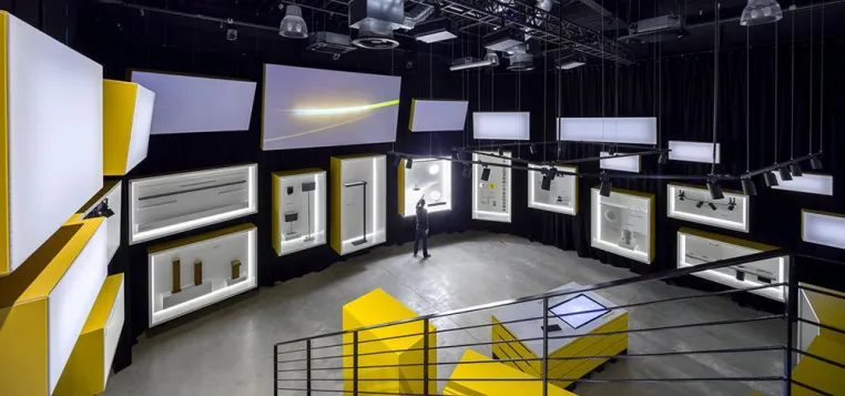 Licht trifft Geschwindigkeit – Das neue SLV Visitor Center inszeniert Marke und Mehrwert Bild: Licht trifft Geschwindigkeit – Das neue SLV Visitor Center inszeniert Marke und Mehrwert