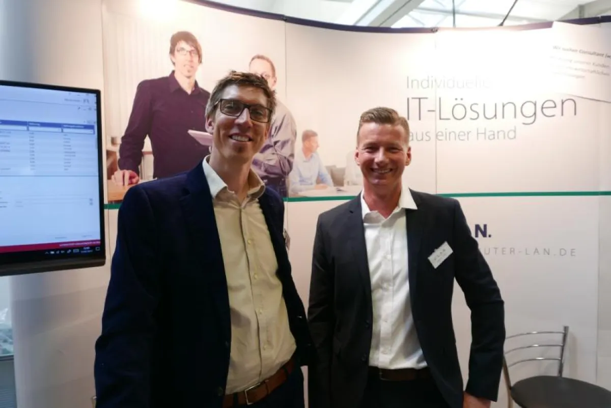 Patrick Jordan (li) & Stephan Götz (re) beraten bei der fibit Interessierte zu kfm. Software