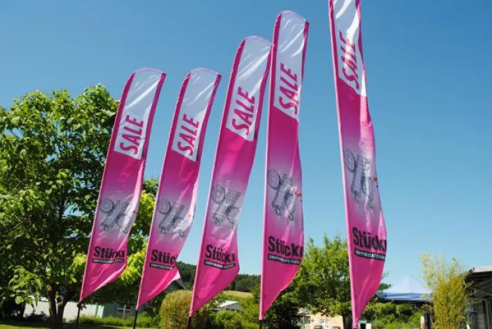 Bild: Neue Beachflag Website – Alles über Werbefahnen