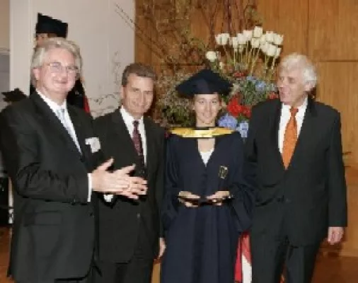 Bild: MBA-Graduierung - Oettinger gratuliert