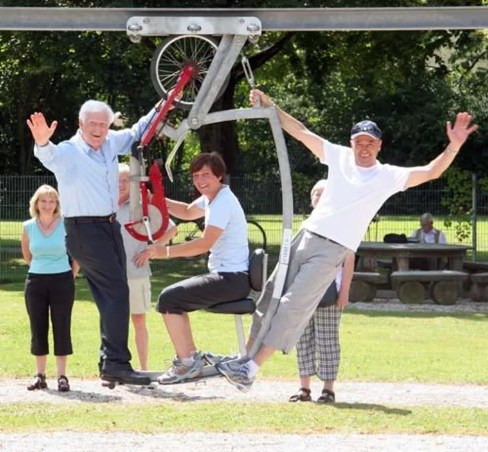TV-Gesundheitspapst Professor Hademar Bankhofer (li. vorne) sowie die Skilegenden Rosi Mittermaier(Mi.) und Christian Neureuther (re.) fungierten bei der Eröffnung als Paten und testen hier die ?Hochb