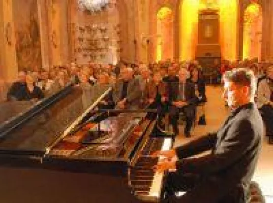 Bild: Starpianist Felix Reuter gastiert mit humorvollem Konzert zum Barockfest am 13.9. auf Schloss Heidecksburg