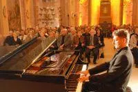 Bild: Starpianist Felix Reuter gastiert mit humorvollem Konzert zum Barockfest am 13.9. auf Schloss Heidecksburg