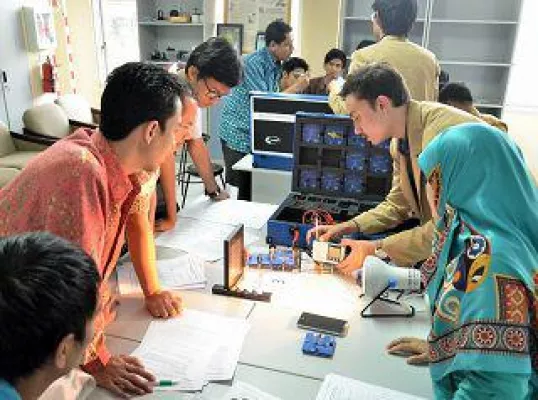 Solartechnik-Kurse für Flüchtlinge in Dresden Bild: Solartechnik-Kurse für Flüchtlinge in Dresden