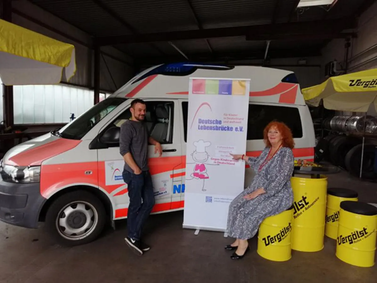 Torben Köhler, li, und Petra Windisch de Lates, re, vor dem Ambulanz-Transporter