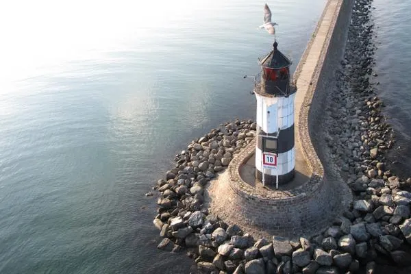 Bild: Die mit dem Turm tanzt – maritime Luftaufnahmen von der Ostsee