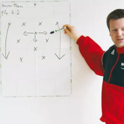 Bild: Taktifol als taktische Unterrichtsshilfe aus dem Traineralltag nicht mehr wegzudenken