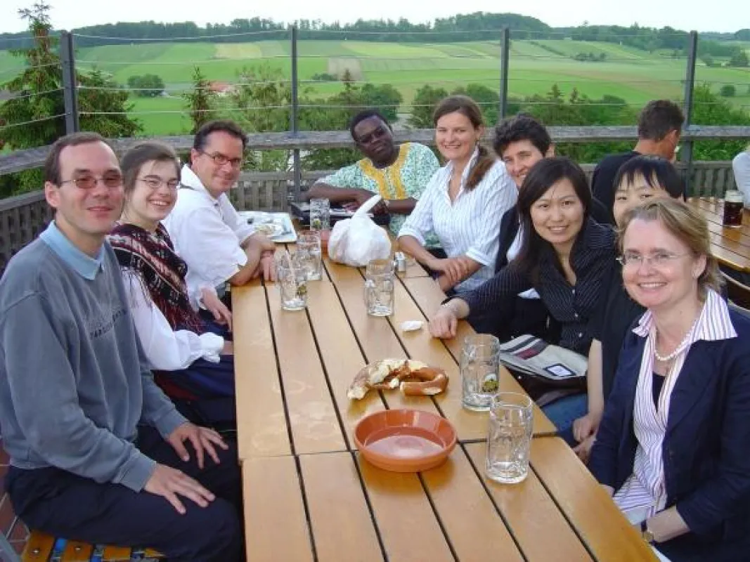Prof. Dr. Margit Eckholt (r.) mit ausländischen Studierenden in Andechs
