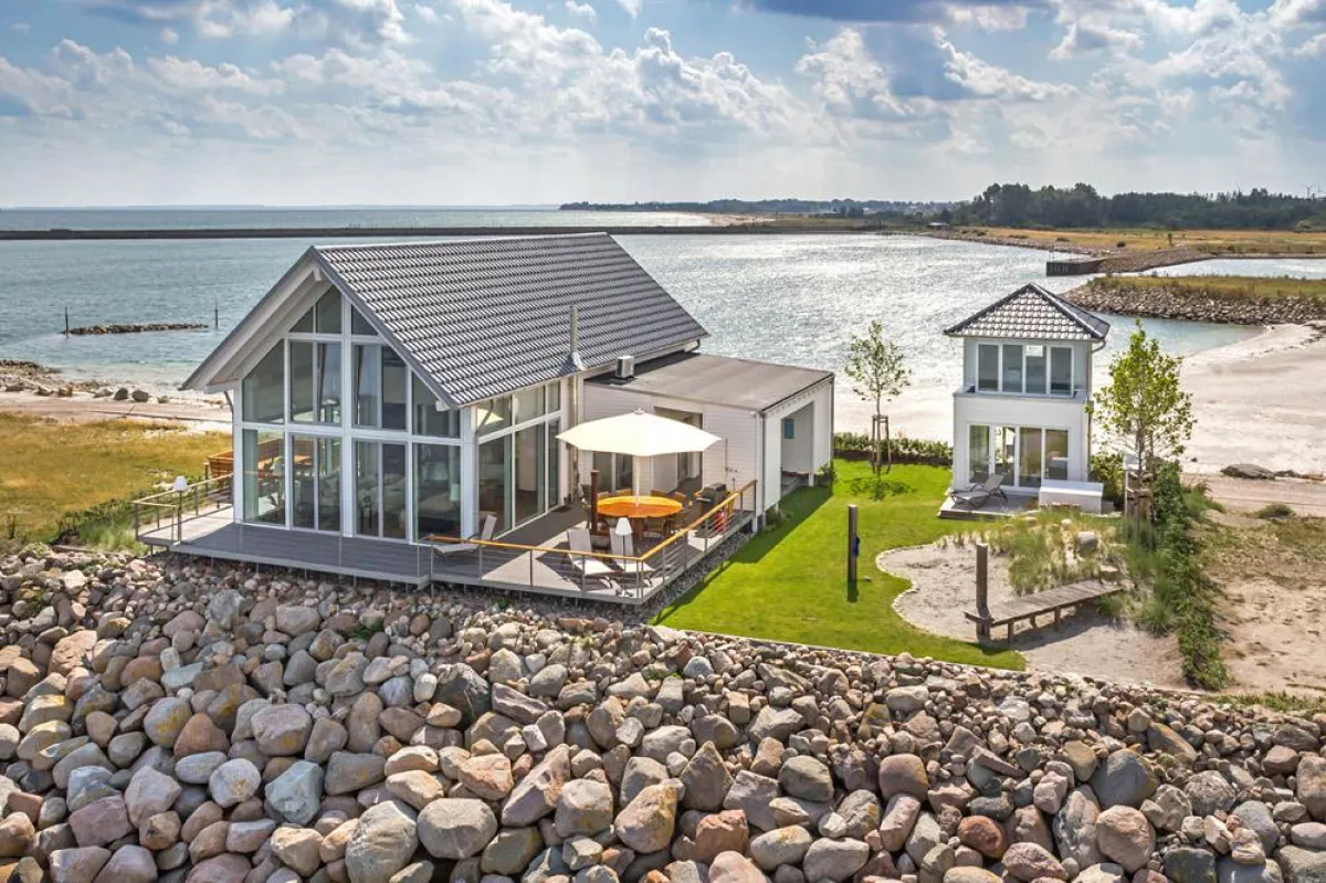 Im Landhaus Mommsen gibt jedes einzelne Fenster den Blick auf die Ostsee frei