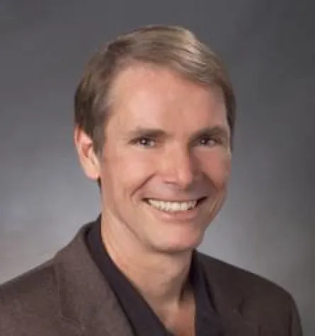 Bild: NLP-Vordenker Robert Dilts erhält den Achievement Award der Weiterbildungsbranche