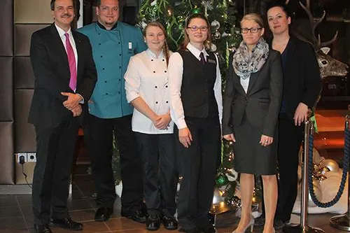Bild: Doppelerfolg beim AccorHotels Azubi Award: Ein erster und ein dritter Platz für das Novotel München Airport