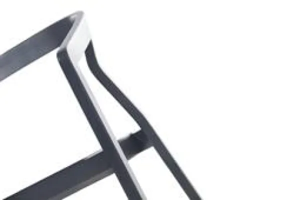 Bild: Der Stuhl, der aus dem Rahmen fällt