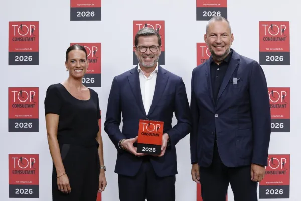Bild: Baubranchen-Personalberatung erhält Auszeichnung TOP CONSULTANT 2026 von Dr. Karl-Theodor zu Guttenberg