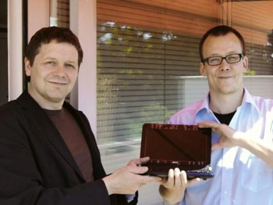 Ralf Sonnenberg erhält von ProfiWIN Affiliate-Manager Ralph Möcker sein neues Netbook