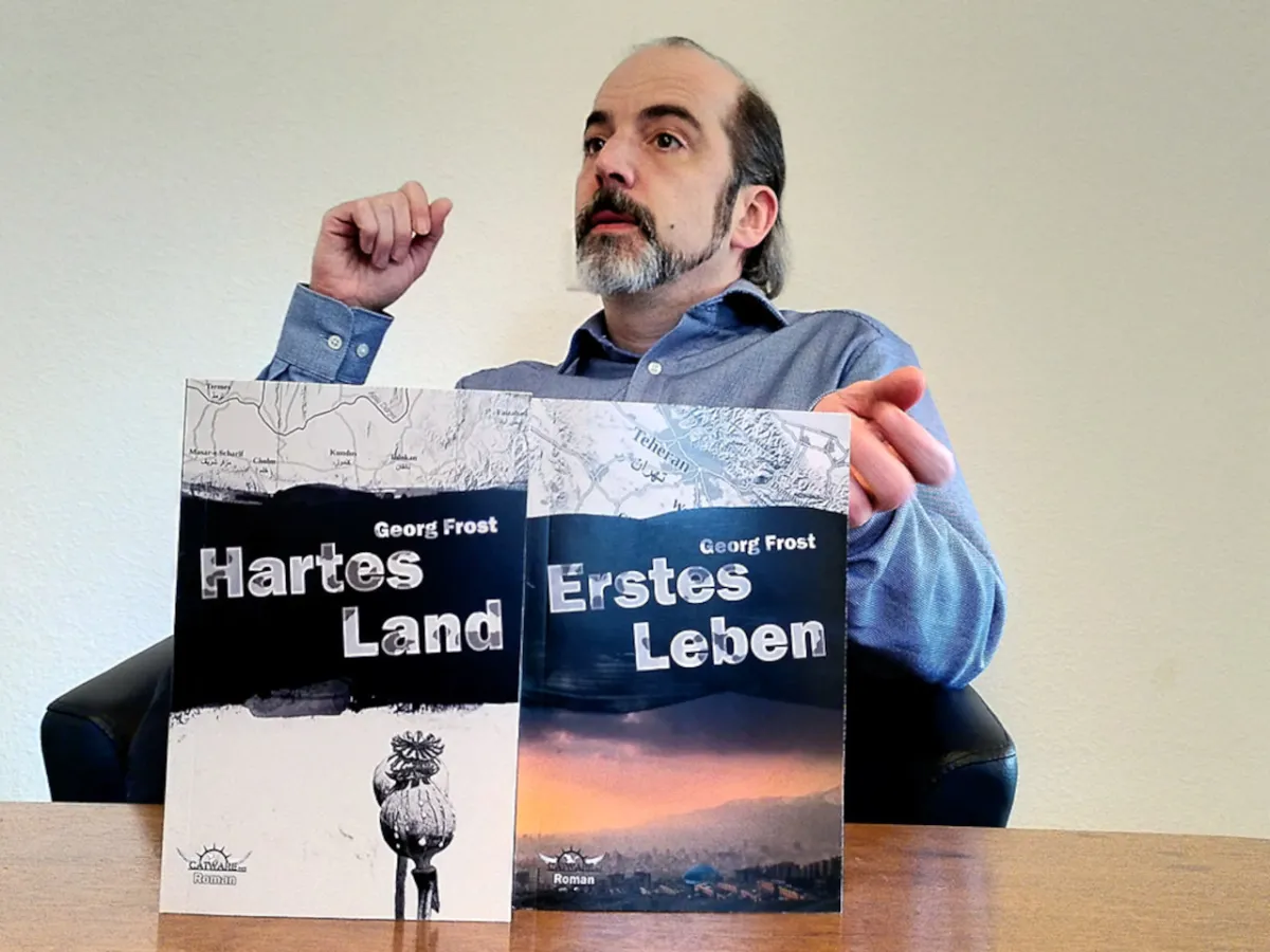 Georg Frost mit den ersten beiden Bänden seiner Hindukusch-Reihe. (© catware.net Verlag)