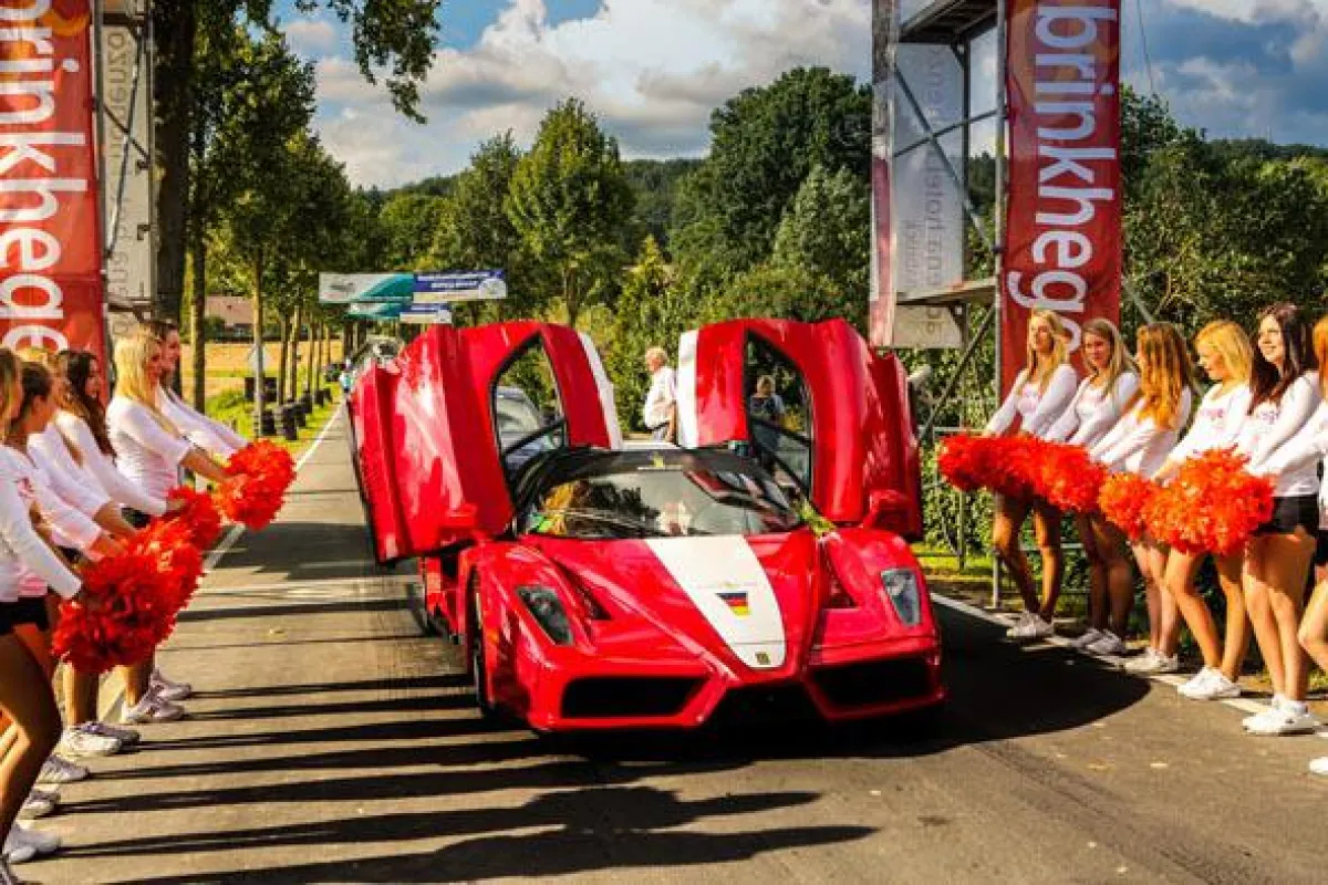 Auch Ferraris sind mit am Berg