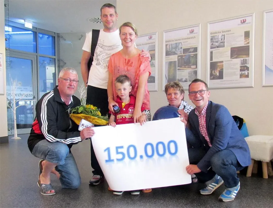 Jubiläumsgast Frank Thielecke mit Familie gratuliert Entdeckerbad-Leiter Ernst Volkhardt (v.l.n.r)
