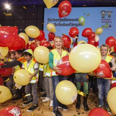 Bild: VOK DAMS unterstützt Auftaktveranstaltung der ADAC Sicherheitswesten-Aktion