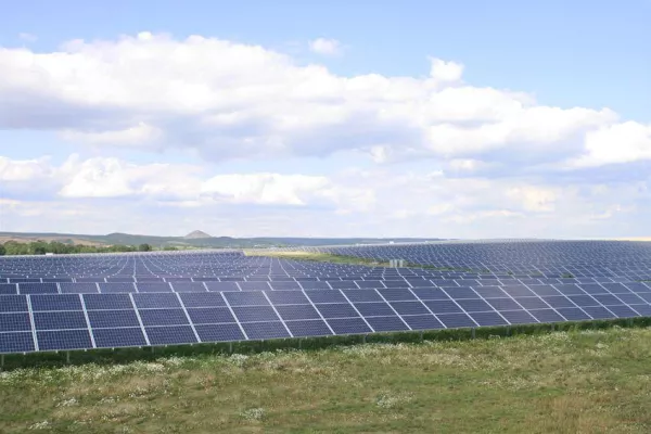 Bild: SRU Solar realisiert 7,32 MW Solarpark in Riethnordhausen mit Komponenten aus Sachsen-Anhalt