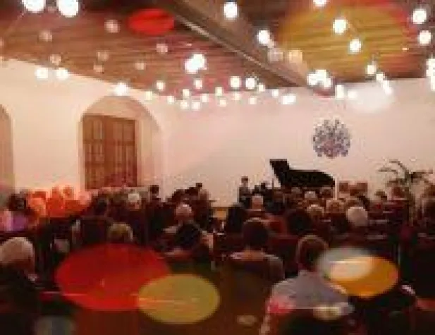 Aufsehenerregender Erfolg von Maak & Albertz mit Weltpremiere von Pendereckis Musik Bild: Aufsehenerregender Erfolg von Maak & Albertz mit Weltpremiere von Pendereckis Musik