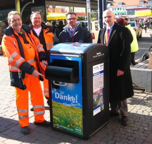 Zwei solarbetriebene BIG BELLY-Müllcontainer von Hoppesack in der Stadt Hanau aufgestellt Bild: Zwei solarbetriebene BIG BELLY-Müllcontainer von Hoppesack in der Stadt Hanau aufgestellt