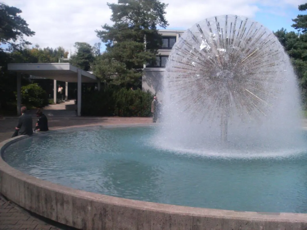 Vor dem Euler-Auditorium des ABB Forschungszentrums Dättwil bei Baden (CH).