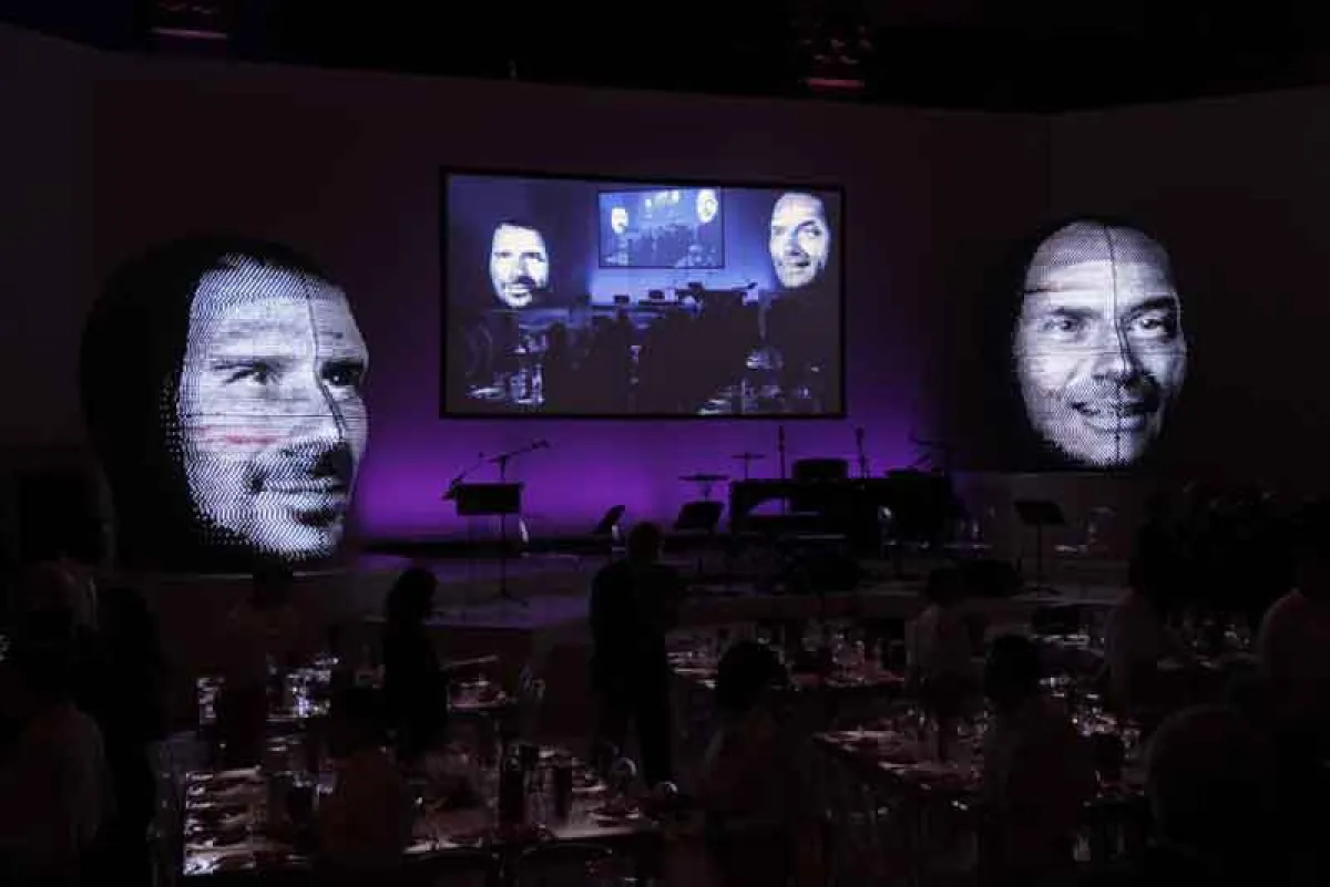 Überdimensionale LED-Köpfe für Swiss Re (Foto: XL Video)