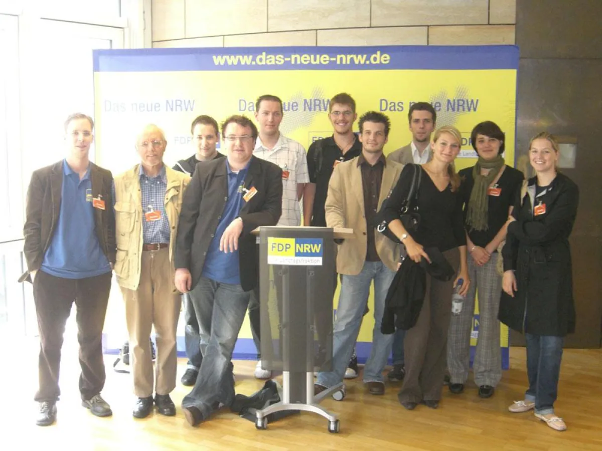 Die JuLis Münster vor dem Fraktionssaal der FDP im Landtag NRW