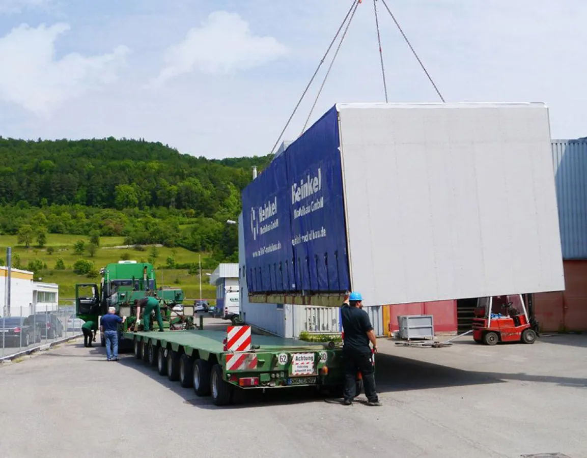 Schwerstarbeit: Verladung der bis zu 15 Tonnen schweren Raumeinheiten für das Klinikum Christophsbad
