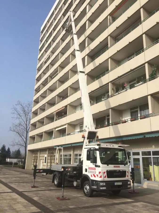 Fassadenarbeiten in 28 m Höhe konnten mit Cramo’s Ruthmann Steiger T 330 zügig durchgeführt werden.