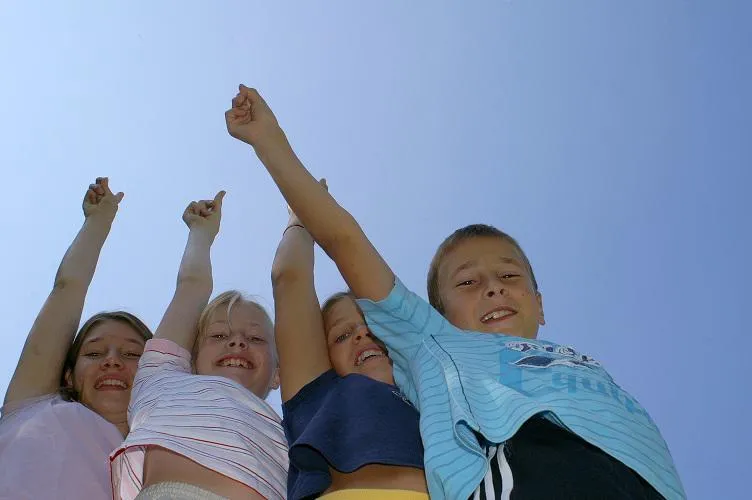 Bild: Große Last auf kleinen Schultern: Rückenproblemen in jungen Jahren vorbeugen