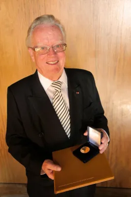 Bild: Bürgermedaille der Stadt Nürnberg für Oskar Schlag