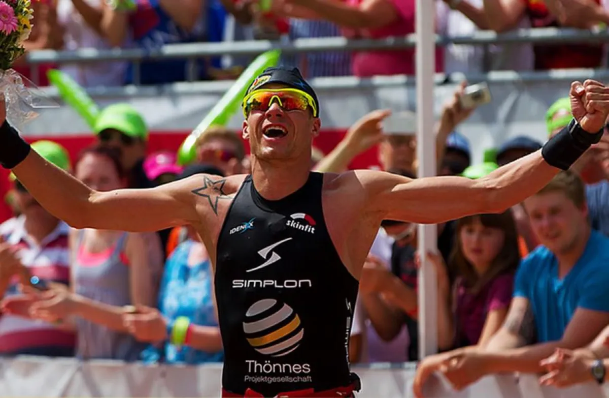 Weltklasse Triathlet Per Bittner setzt auf IdeniXx Kühlkleidung