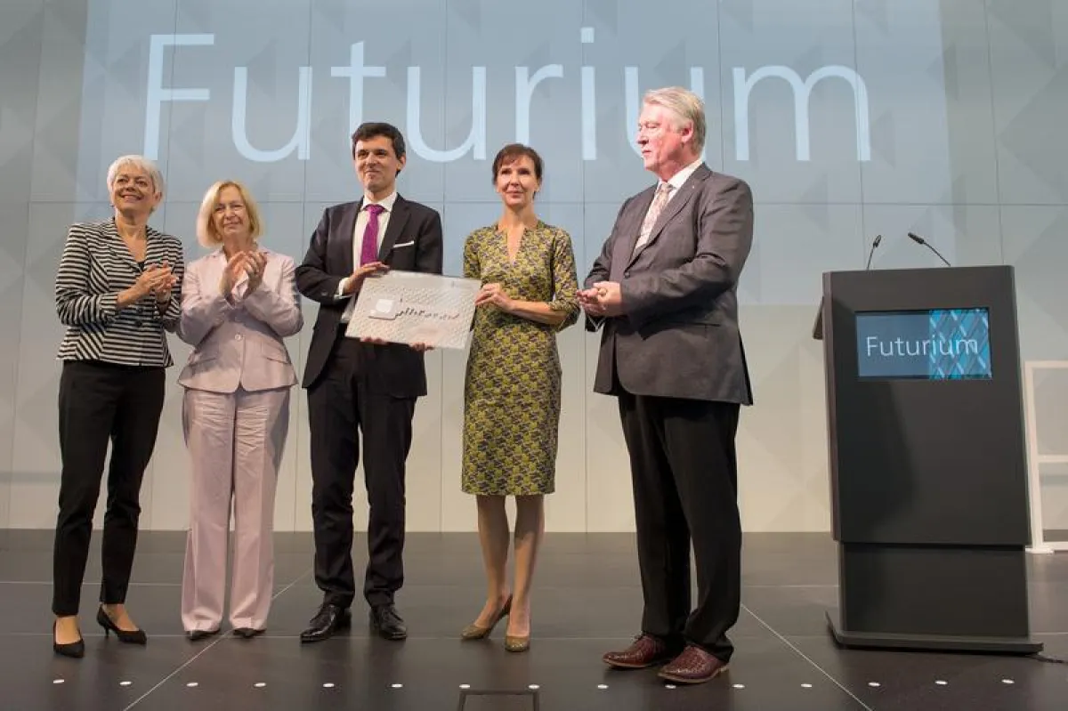 Schlüsselübergabe Futurium:  v.l.n.r. Frau Cornelia Quennet-Thielen, Frau Prof. Dr. Johanna Wanka, Herr Dr. Stefan Brandt, Frau Nicole Schneider, Herr Dr. Jürgen Gehb (Ali Ghandtschi)