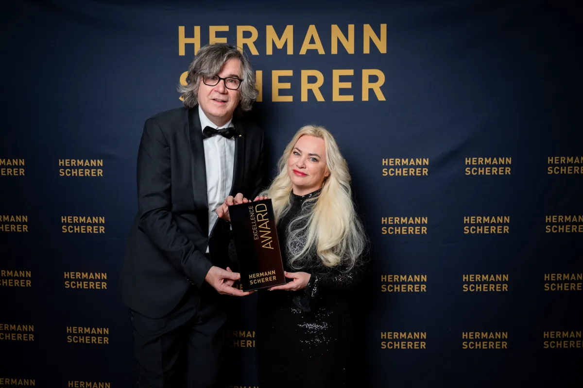 Hermann Scherer überreicht den Excellence Award an Sabrina Rösner. (© Justin Bockey)