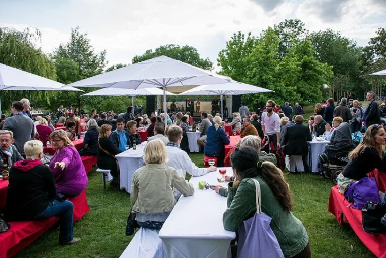Fest im Österreich Park in Berlin Bild: Fest im Österreich Park in Berlin