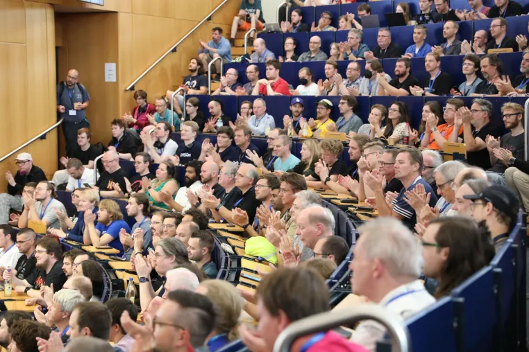 Bild: FrOSCon in der Hochschule Bonn-Rhein-Sieg – lebendiger Treffpunkt der Open-Source-Community